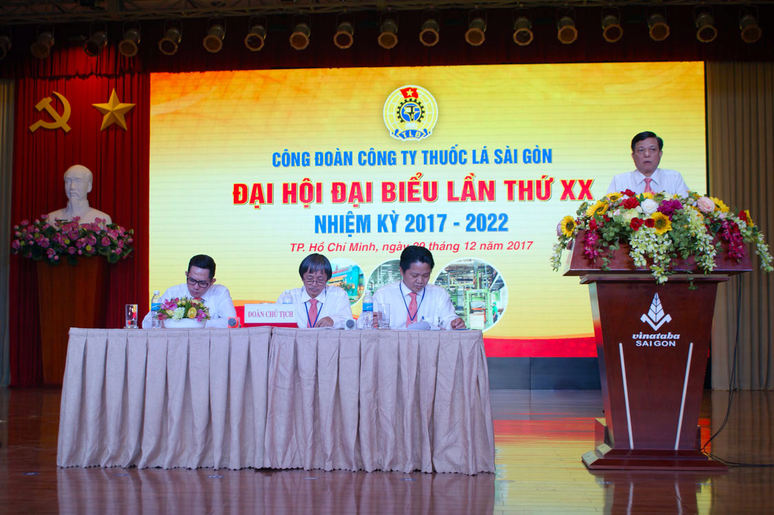 Ông Trần Sơn Châu – Phó Bí thư Đảng ủy/Tổng Giám đốc Tổng công ty Thuốc lá Việt Nam phát biểu tại đại hội