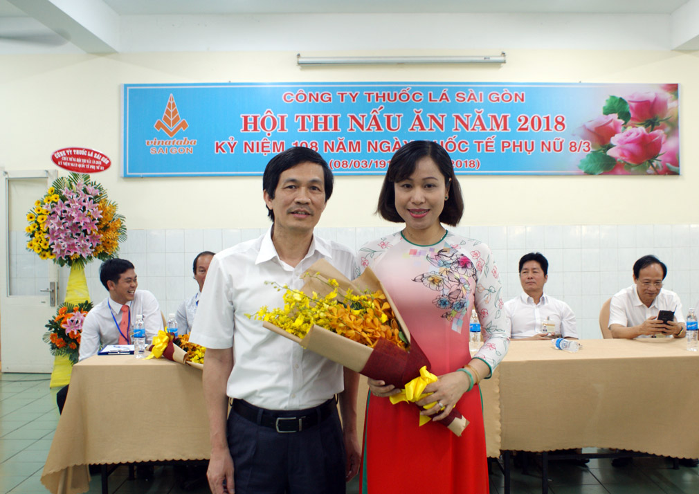 Bà Nguyễn Thu Hương – Trưởng Ban nữ công nhận bó hoa tươi thắm chúc mừng ngày quốc tế phụ nữ từ Ông Nguyễn Văn Nga – Phó Giám đốc