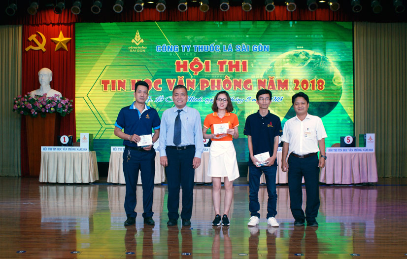 Thầy Đinh Phước Đại – Giám khảo và Ông Nguyễn Tất Thành – Chủ tịch CĐ trao các giải Nhất, Nhì, Ba cá nhân