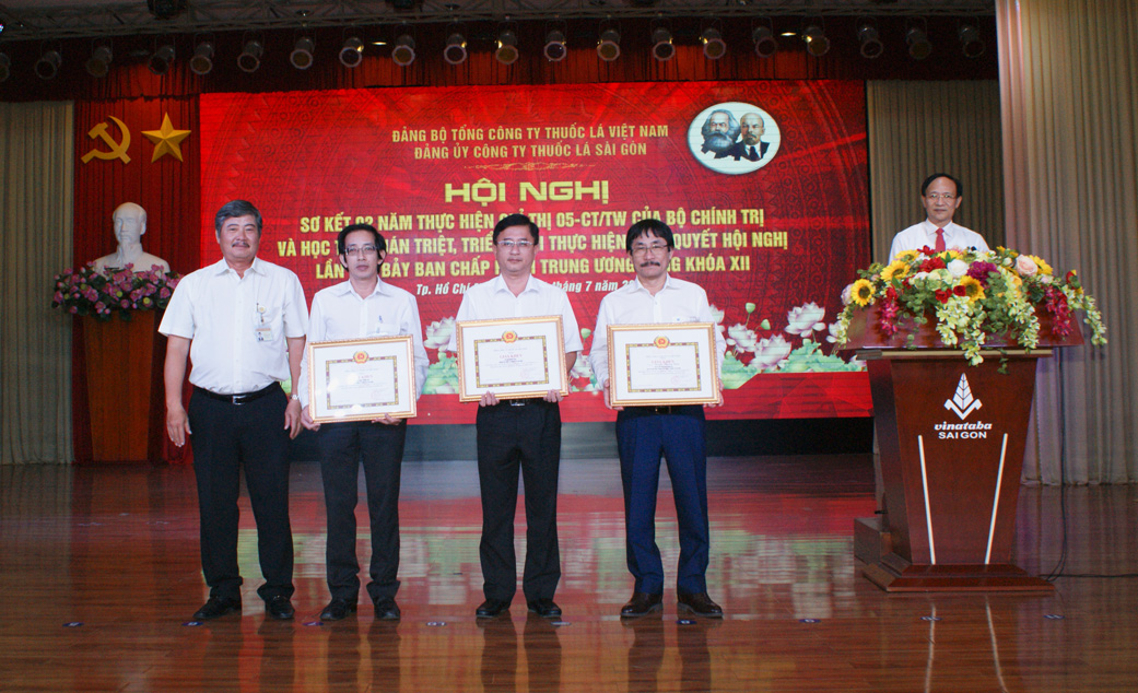 Đồng chí Trịnh Xuân Quang – Phó Bí thư thường trực, Phó Giám đốc Cty trao Giấy khen của Đảng ủy Tổng công ty cho tập thể và cá nhân có thành tích xuất sắc trong thực hiện CT05