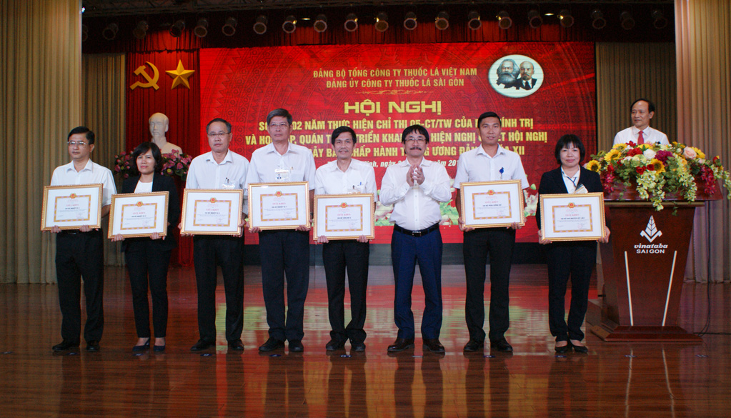 Đồng chí Nguyễn Phương Đông – Phó Bí thư phụ trách Đảng bộ, CT HĐTV Công ty trao Giấy khen của Đảng ủy Công ty cho các Chi bộ có thành tích xuất sắc trong thực hiện CT05 