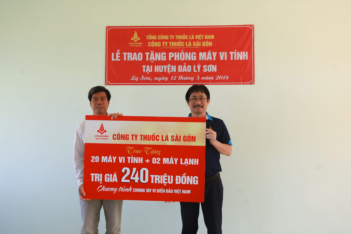 Ông Nguyễn Phương Đông – Chủ tịch HĐTV Cty TLSG trao bảng biểu trưng công trình Phòng máy vi tính cho đại diện trường THCS An Hải