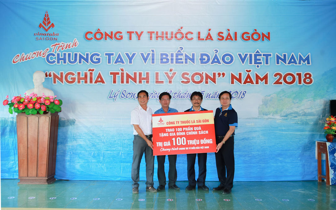 Ông Nguyễn Phương Đông – Chủ tịch HĐTV và Ông Châu Tuấn – Giám đốc Công ty TLSG trao tặng bảng biểu trưng cho lãnh đạo Huyện Lý Sơn