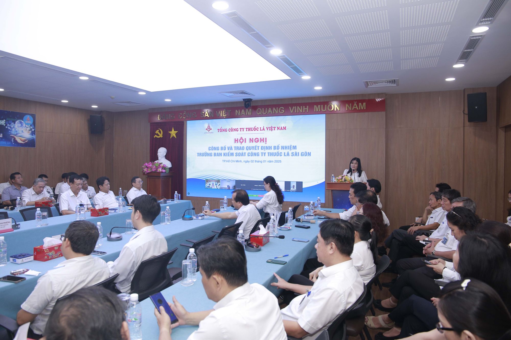 Bà Bùi Thị Hải – Phó Ban Quản trị Nhân sự Tổng công ty Thuốc lá Việt Nam công bố Quyết định bổ nhiệm Trưởng Ban Kiểm soát Công ty Thuốc lá Sài Gòn