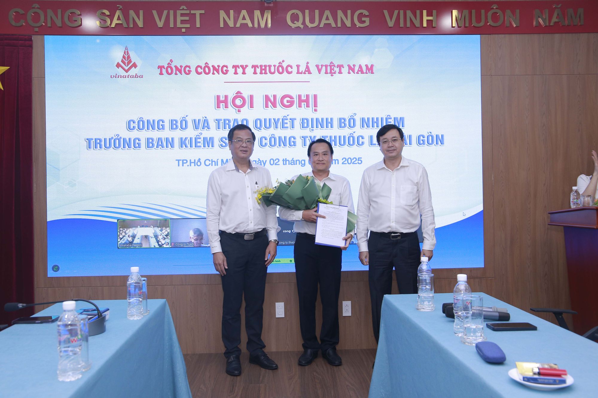 Ông Nguyễn Duy Khánh - Thường vụ Đảng ủy, Thành viên Hội đồng Thành viên Tổng công ty Thuốc lá Việt Nam & Ông Nhâm Minh Thuận – Bí thư Đảng ủy, Chủ tịch Hội đồng Thành viên Công ty Thuốc lá Sài Gòn trao quyết định bổ nhiệm và chúc mừng Ông Phạm Nguyên Bình nhận nhiệm vụ mới